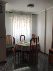 jadalnia ze stołem i krzesłami oraz oknem w obiekcie Casa duplex w mieście San Pedro del Pinatar