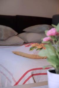 a table with pillows and a plant on a bed at Romantik Apartment with Self-Check-in in Staré Mesto +1 photo