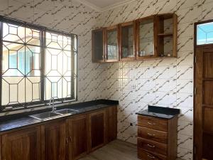 O bucătărie sau chicinetă la Beautiful Family & Friendly House in Kinyerezi