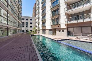 ein Swimmingpool mitten in einem Gebäude in der Unterkunft Modern 1 Bedroom Apartment No Loadshedding in Kapstadt