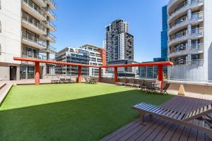 einen Balkon mit grünem Rasen in einem Gebäude in der Unterkunft Modern 1 Bedroom Apartment No Loadshedding in Kapstadt