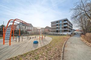 ein leerer Spielplatz vor einem Gebäude in der Unterkunft Salí Homes R4 - hochwertiges Apartment mit Terrasse in Bayreuth