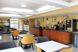 A restaurant or other place to eat at Days Inn by Wyndham Salem