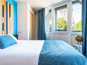 Un dormitorio con una cama grande y una ventana en ibis Styles Boulogne sur Mer Centre Cathédrale, en Boulogne-sur-Mer