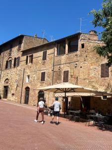 um grupo de pessoas em pé em frente a um edifício em A La Casa Dei Potenti em San Gimignano
