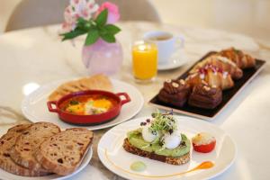 uma mesa coberta com pratos de pequeno-almoço e torradas em The St. Regis Dubai, The Palm no Dubai
