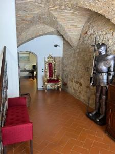 Habitación con una habitación con una silla y una mesa en A La Casa Dei Potenti, en San Gimignano