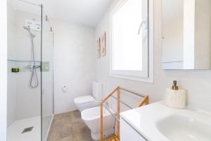 a bathroom with a toilet and a sink and a shower at El balcón del Cabo in Almería
