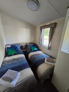 Postel nebo postele na pokoji v ubytování Luxury static caravan