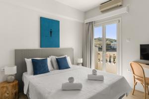 1 dormitorio con 1 cama con 2 toallas en Paradise Art Hotel, en Ándros