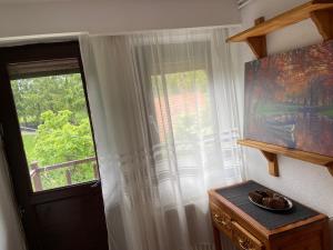 een kamer met een raam en een tafel met een kom bij Pensiunea Bianca in Bran