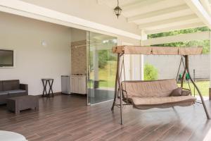 Μια τηλεόραση ή/και κέντρο ψυχαγωγίας στο Villa Serandra Luxury
