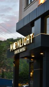 znak na boku budynku w obiekcie Moonlight Suite Hotel w mieście Trabzon