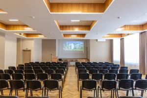 una sala de conferencias con sillas y una pantalla de proyección en Žuvėdra en Palanga