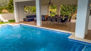 בריכת השחייה שנמצאת ב-Villa Luciana Residence או באזור