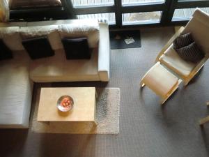 vistas panorámicas a una sala de estar con sofá y sillas en Holiday home in Clausthal Zellerfeld with garden furniture en Clausthal-Zellerfeld