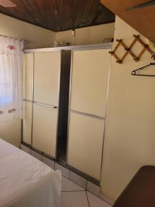 uma cozinha com 2 frigoríficos num quarto em POUSADA RECANTO DOS PASSAROS em Pirenópolis