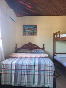 um quarto com uma cama num quarto em POUSADA RECANTO DOS PASSAROS em Pirenópolis