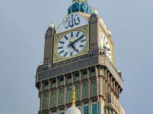 einen Uhrturm auf einem Gebäude in der Unterkunft Makkah Clock Royal Tower, A Fairmont Hotel in Mekka