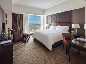 麥加的住宿－麥加皇家鐘樓費爾蒙酒店，酒店客房设有一张大床和一张书桌。