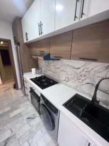 Η κουζίνα ή μικρή κουζίνα στο Charmant appartement 2 chambres à Casablanca, à 10 min de la plage