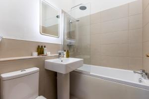 uma casa de banho com um lavatório, um WC e um chuveiro em 28 York Place Hotel em Edimburgo