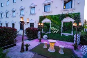un cortile di un edificio con luci e piante di Grand Sapphire Hotel & Banqueting a Croydon