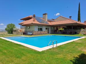 una casa con piscina frente a una casa en Hotel Rural & Spa Las Nubes, en Albalate de Zorita