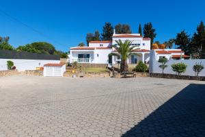 カルヴォエイロにあるApartamentos - Solar Vale Covoの大きな私道があるヴィラ