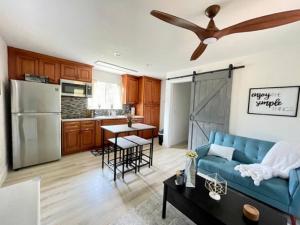 A cozinha ou cozinha compacta de Modern Private Unit With Serene Backyard
