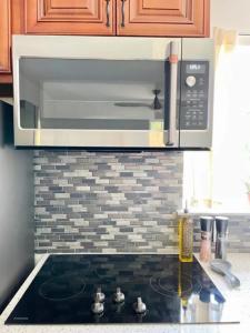A cozinha ou cozinha compacta de Modern Private Unit With Serene Backyard