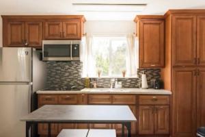 A cozinha ou cozinha compacta de Modern Private Unit With Serene Backyard