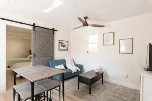 Uma área de estar em Modern Private Unit With Serene Backyard