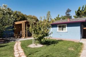Um jardim em Modern Private Unit With Serene Backyard
