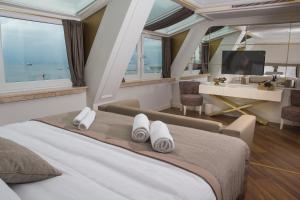 een slaapkamer met een bed en een bureau in een kamer bij Mina Hotel - Special Category in Istanbul