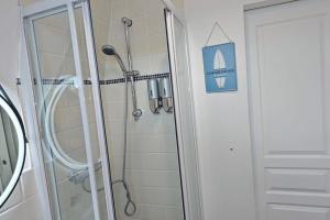 eine Dusche in einem Badezimmer mit einer Glastür in der Unterkunft BERCK Beach Attitude 160 QUEEN SIZE très confort - 3min de la plage in Berck-sur-Mer