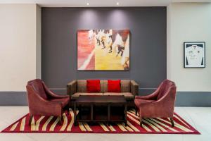 sala de estar con sofá y 2 sillas en London Twickenham Stadium Hotel, a member of Radisson Individuals, en Twickenham