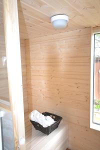 una sauna de madera con una cesta en el interior en Kellerstöckl Nimm 2, en Rechnitz