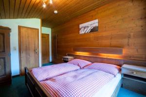 Postel nebo postele na pokoji v ubytování Mittereggalm