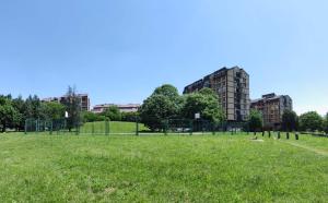 a park with a field of grass and buildings at Apartman K2 in Žarkovo