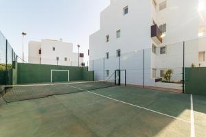 Tenis a/nebo squash v ubytování El balcón del Cabo nebo okolí