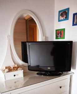 Μια τηλεόραση ή/και κέντρο ψυχαγωγίας στο Penelope 2 Bedroom Apartment