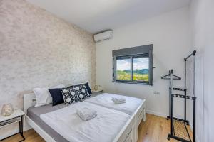 um quarto com uma cama grande e uma janela em Villa Hill with Private Pool em Bosanska Krupa