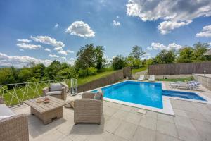 um quintal com uma piscina e um pátio com mobiliário em Villa Hill with Private Pool em Bosanska Krupa