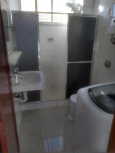 een badkamer met een wastafel en een toilet bij Apartamento Jardim Cascata in Teresópolis