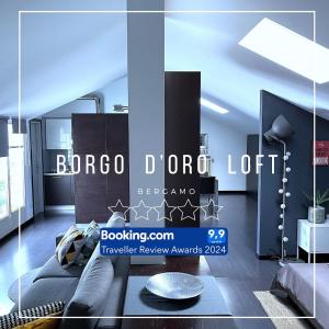 Borgo d'Oro Loft في بيرغامو: تقديم غرفة معيشة مع أريكة