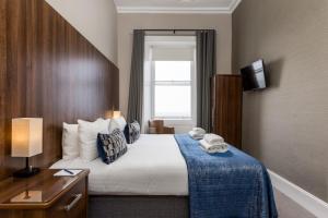 愛丁堡的住宿－約克廣場28號酒店，酒店客房设有床和窗户。