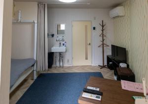 函館市にあるLOL2 - Vacation STAY 48556vのベッドとシンク付きの部屋が備わる客室です。