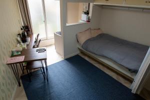 函館市にあるLOL2 - Vacation STAY 48556vの小さなベッドルーム(ベッド1台、デスク付)