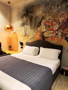 - une chambre avec un lit orné d'une peinture murale dans l'établissement Meri Boutique Hotel, à Korçë